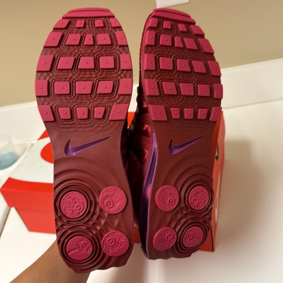 Nike Women's Red Shox Gravity - Picture 5 of 8